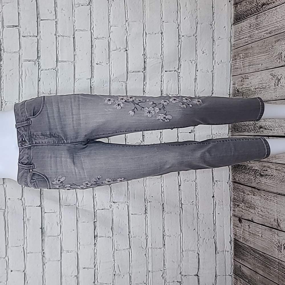 Artisan NY Embroidered Flower High-Rise Skinny Crop Ankle Jeans in Gray & Pink